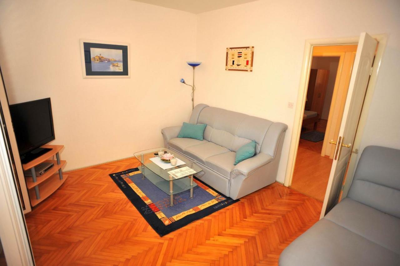 Villa Anni Sutivan Bilik gambar
